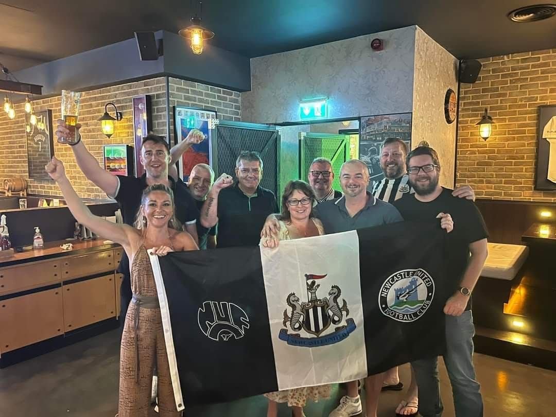 Dubai Mags fans celebrating together